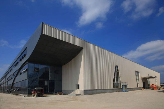 Gran almacén de estructuras metálicas de acero con puertas correderas y marcos abrochados