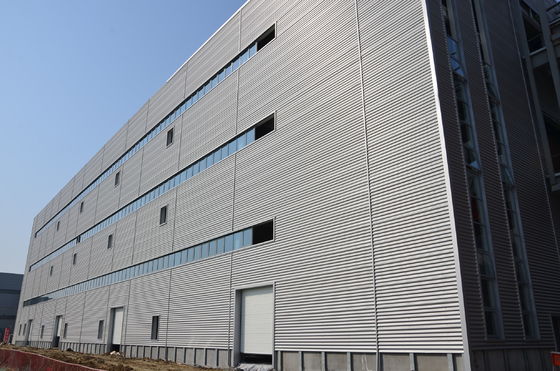 Taller de estructuras de acero ligero con techo de chapa de acero corrugado