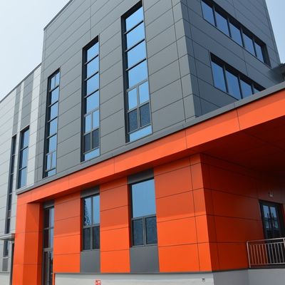 Edificio de construcción de metal de color personalizado con panel de sándwich de techo metálico