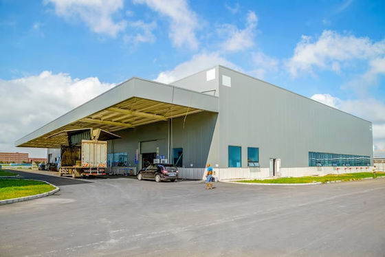 Instalación rápida de almacén de metal prefabricado resistencia al viento con paneles de sándwich revestimiento de techo
