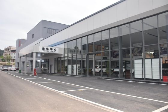 Q235B Almacén de estructura de acero con paneles aislados de techo y pared