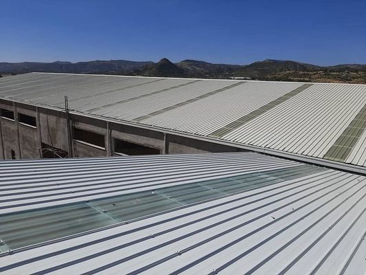 Q355B Almacén de estructura de acero con claraboya de FRP y aislamiento de cristal de lana / PU Sandwich