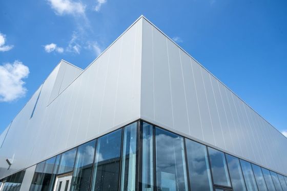 Almacén de estructuras industriales prefabricadas de acero con techo y paredes aislados