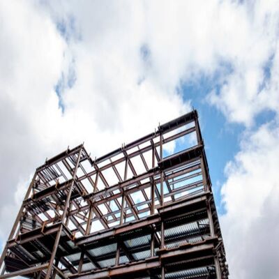Estructura de acero moderna diseñada a medida con instalación rápida, bajo mantenimiento y vida útil de 50 años