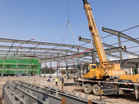 Construcción de estructuras de acero con vigas H soldadas para almacenamiento industrial